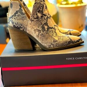 Vince Camuto Sz 10, Gigietta (natural warm roccia) ankle boot. Great condition